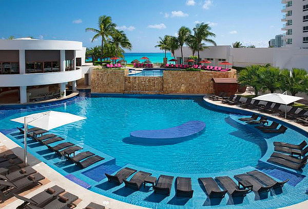 ¡Todo Incluido! 5D/4N Krystal Grand Cancún para 2 + menores