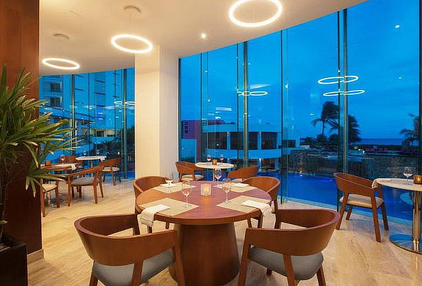 ¡Todo Incluido! 5D/4N Krystal Grand Cancún para 2 + menores