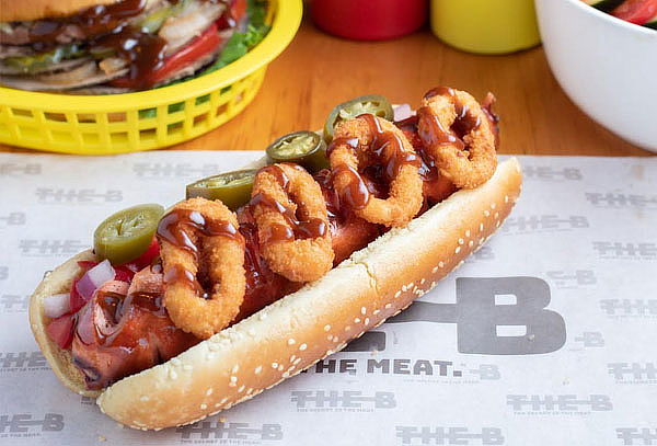 2 hot dogs + cerveza para 2 en THE B Sucursal Condesa 