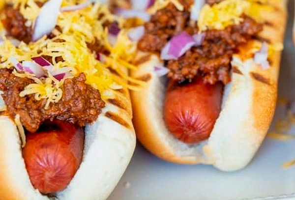 2 hot dogs con chilly y carne + papas a la francesa y bebida