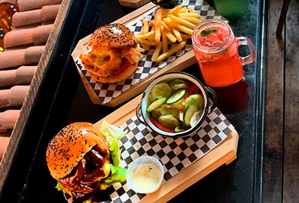 Hamburguesa + Papas y 1 Bebida en Snacky Burger