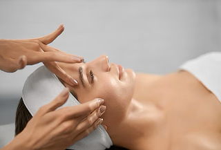 Facial con maderoterapia + Aromaterapia + Fototerapia Led