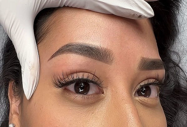 Diseño de Cejas + Laminado + Henna