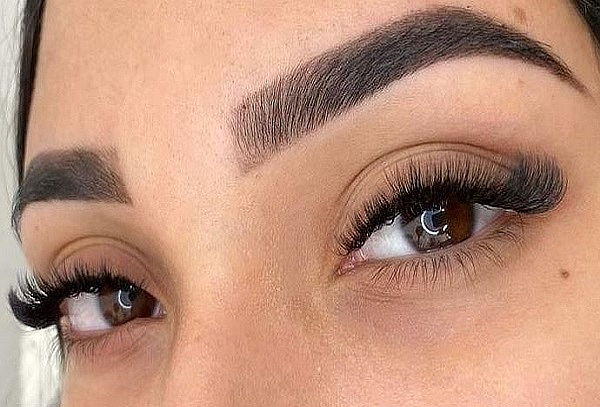 Diseño de Cejas + Laminado + Henna
