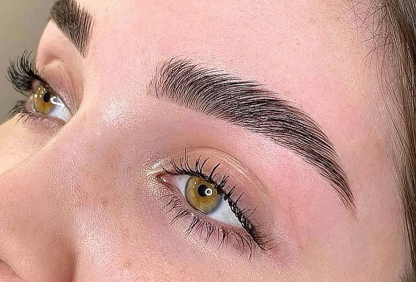 Diseño de Cejas + Laminado + Henna