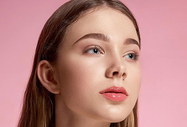 Relleno de entrecejo o nasogenianos con ácido hialurónico