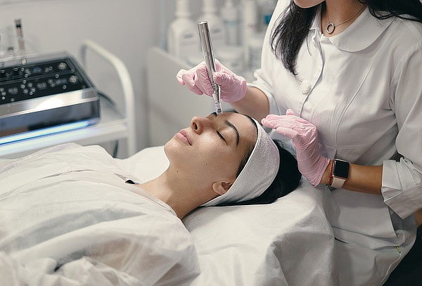Microdermoabrasión + Hidratación + Masaje en Cuello y Brazos