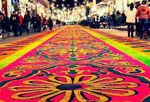 ¡La Noche que nadie duerme, Tour 1Día ¡Tapetes y flores!