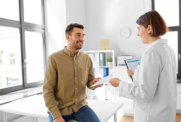 Consulta médica de especialidad y 1 sesión de terapia física