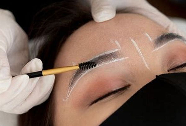 Manicure + Pedicure + Microdermoabrasión + Laminado de cejas