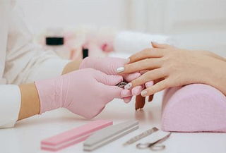 Manicure + Pedicure + Microdermoabrasión + Laminado de cejas