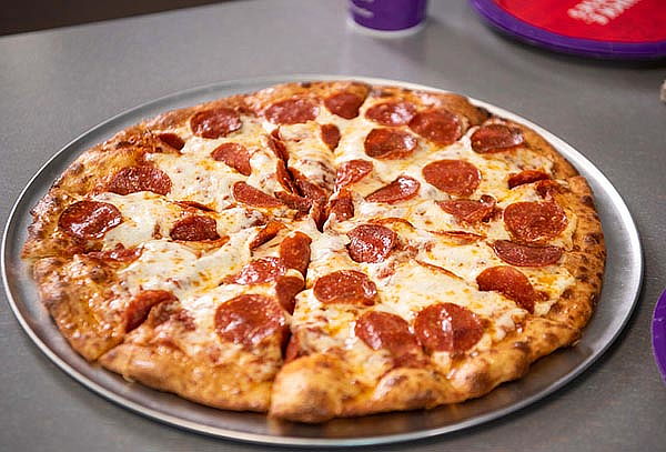 COMBO Pizza GDE + 2 Refrescos + 90 juegos en Chuck E. Cheese