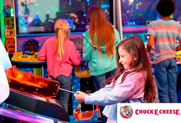 COMBO Pizza GDE + 2 Refrescos + 90 juegos en Chuck E. Cheese