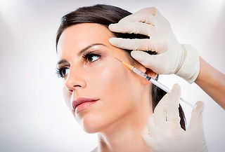 Aplicación de Bioestimulador Radiesse por médico certificado