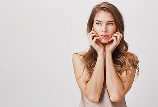 Hollywood Láser Peel + Pestañas Híbridas + Laminado de Ceja