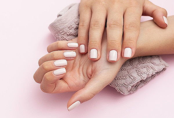 Nailcare para tus uñas: Gel con tono liso + vitaminas & más