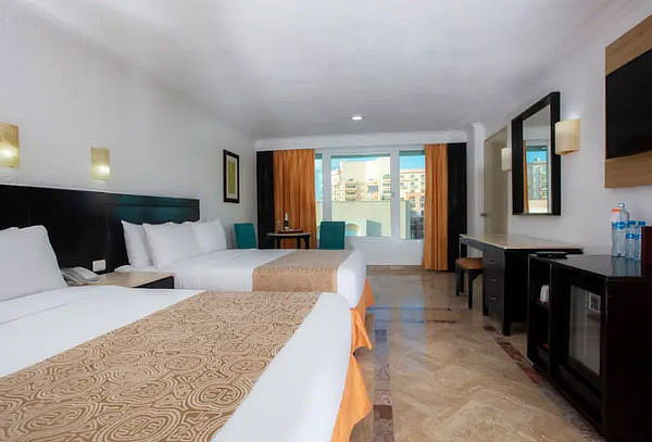 ¡Todo Incluido! 5D/4N Krystal Cancún para 2 + menores