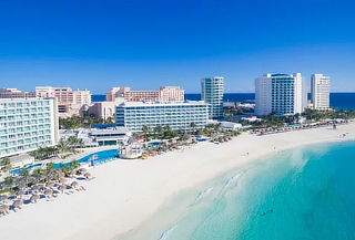 ¡Todo Incluido! 5D/4N Krystal Cancún para 2 + menores