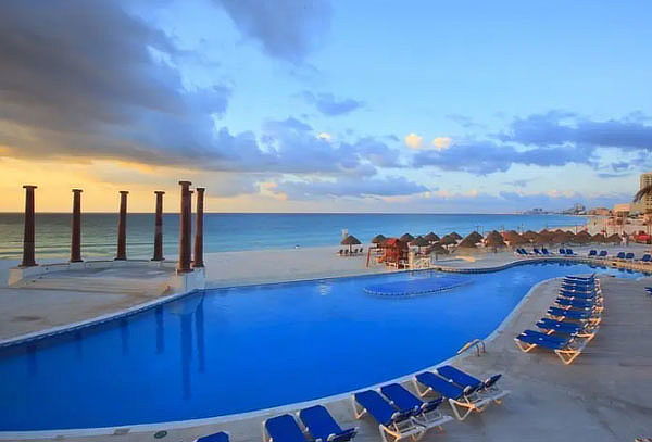 ¡Todo Incluido! 5D/4N Krystal Cancún para 2 + menores