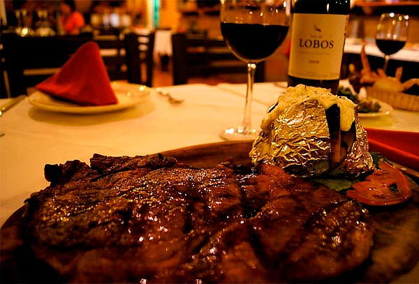 Entrada + Parrillada + Vino + Postre en los Uruguayos