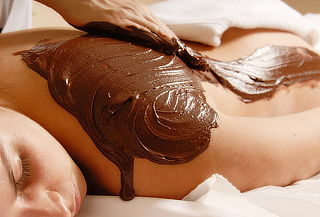 Masaje en pareja con envoltura de chocolate 76%