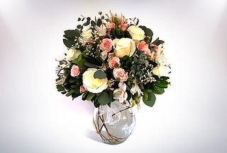 Bouquet clásico de Rosas y Astromelias en Florero de Cristal