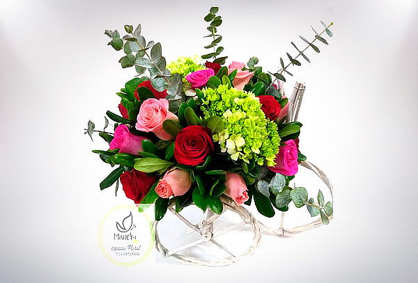 Arreglo Floral de Rosas y Hortensias en Triciclo Artesanal 