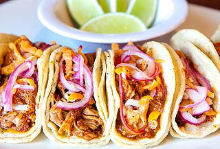 Combo cuates: 10 tacos de cochinita pibil + 2 bebidas