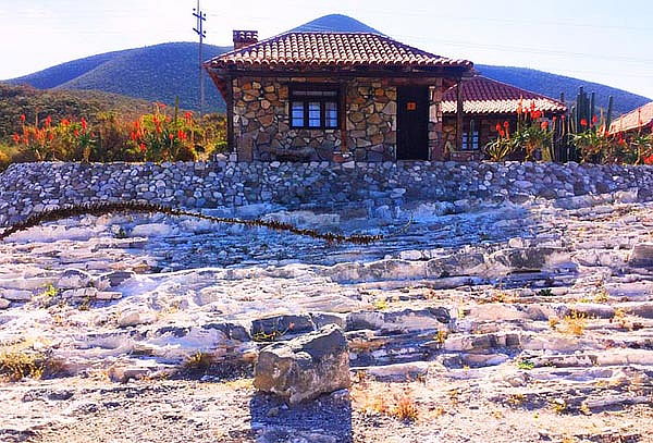 Refréscate en LAS CUEVITAS balneario de aguas termales