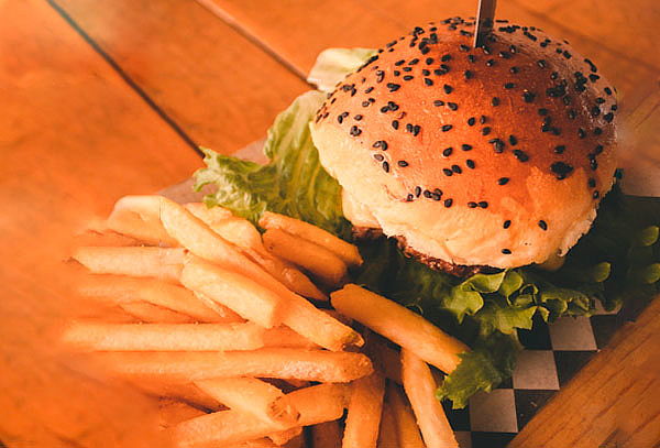 Hamburguesa + Papas y 1 Bebida en SnackyBurger