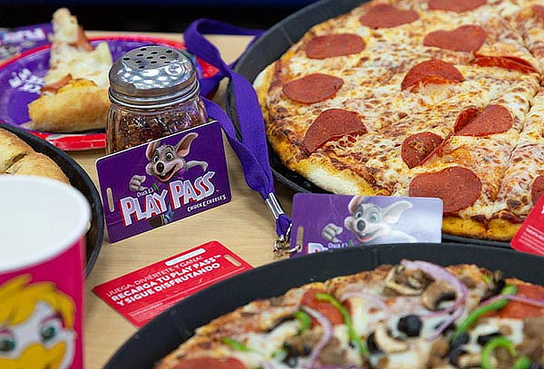 2 Pizzas Grandes + 4 Bebidas + juego en Chuck E.Cheese´s®
