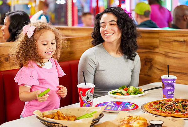 2 Pizzas Grandes + 4 Bebidas + juego en Chuck E.Cheese´s®