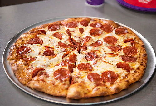 2 Pizzas Grandes + 4 Bebidas + juego en Chuck E.Cheese´s®