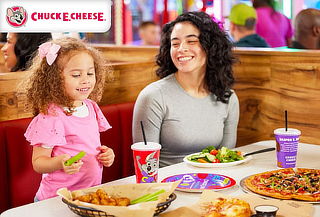 2 Pizzas Grandes + 4 Bebidas + juego en Chuck E.Cheese´s®