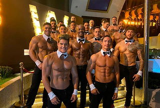 Noche de chicas en ¡Woman's VIP!: 4 Covers + 4 Shots