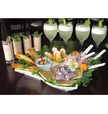 Piqueo Marino para 4 que incluye: 4 cevichitos + 4 tequeños + 4 causitas + pulpito al olivo + 4 leches de tigre + 4 pisco sours