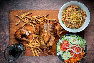 ¡Pollo a la Brasa + Papas Fritas + Ensalada y Mucho Más!  