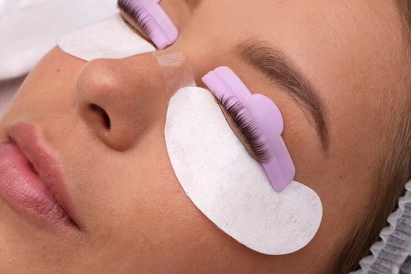 Lifting de Pestañas + Perfilamiento Cejas + Manicure 