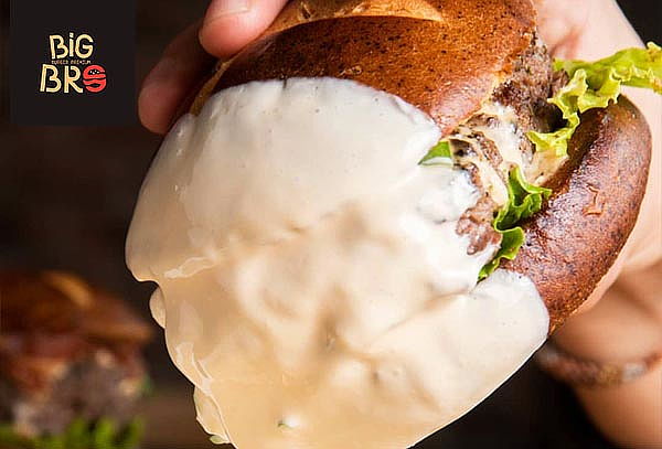 Burger Bro + American Bro + 2 Porciones de Papas + Dip