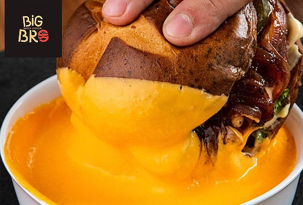 Burger Bro + American Bro + 2 Porciones de Papas + Dip