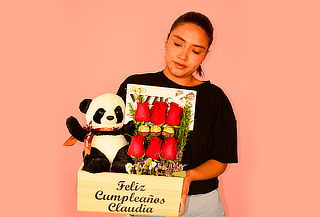Arreglo de Flores + Peluche Panda + Chocolates 