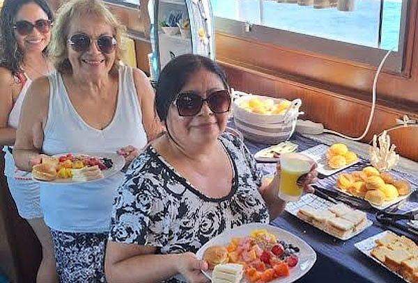 Desayuno Buffet en Alta Mar con Alquila Tu Yate Perú 