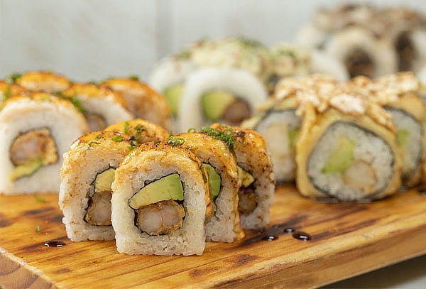 6 Tablas de Makis (60 makis) +1 Porción de Alitas 