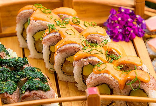 Barra libre de Makis +  4 Alitas + Bebida