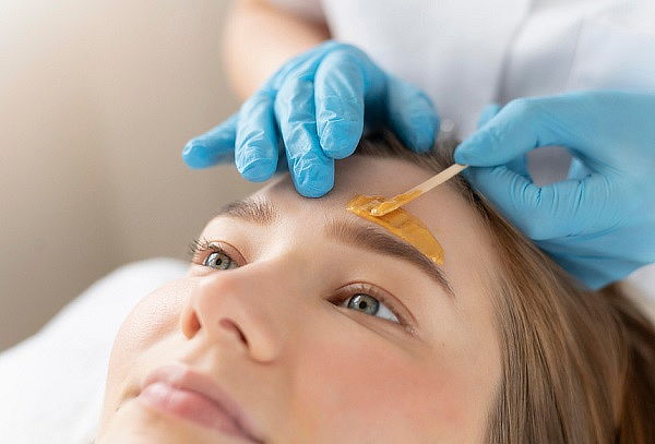 Depilación facial completa, perfilado de cejas y hidratación