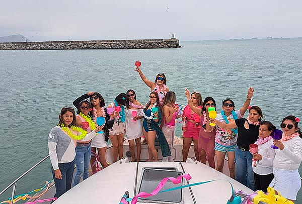 Fiesta en Yate + Welcome Drink +  Juegos y Más Para Dos