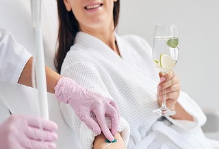 Vitamina C Endovenosa + B12 + Limpieza Facial Express
