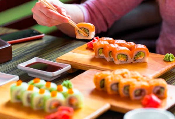 10 Cortes de Makis + 1 Porción de Alitas + 1 Gaseosa 