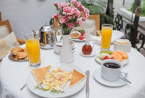 Buffet Desayuno: Frutas, Jugos, Snacks y Platos Calientes