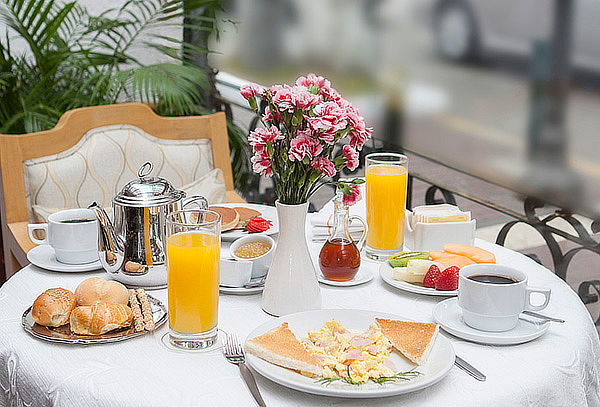 Buffet Desayuno: Frutas, Jugos, Snacks y Platos Calientes